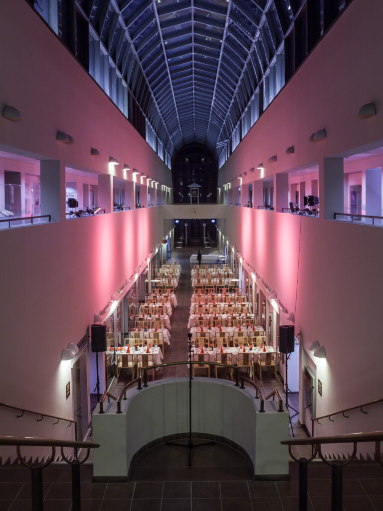 Arktikumin lämpiö illalla tunnelmavalaistuksella.