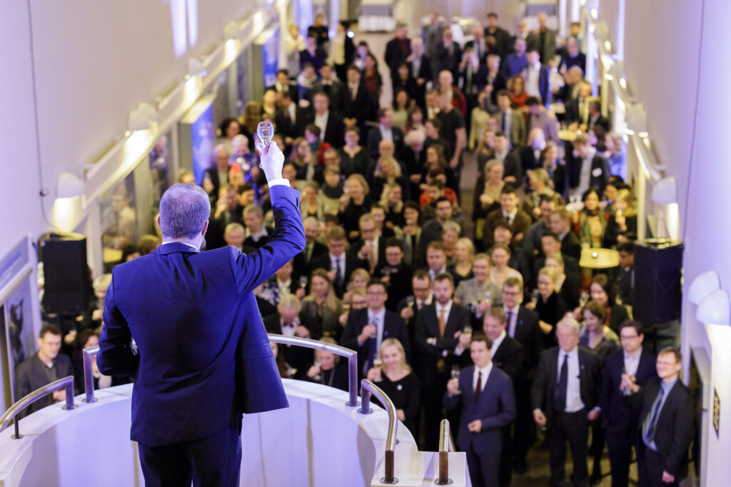 Lämpiö täynnä ihmisiä.