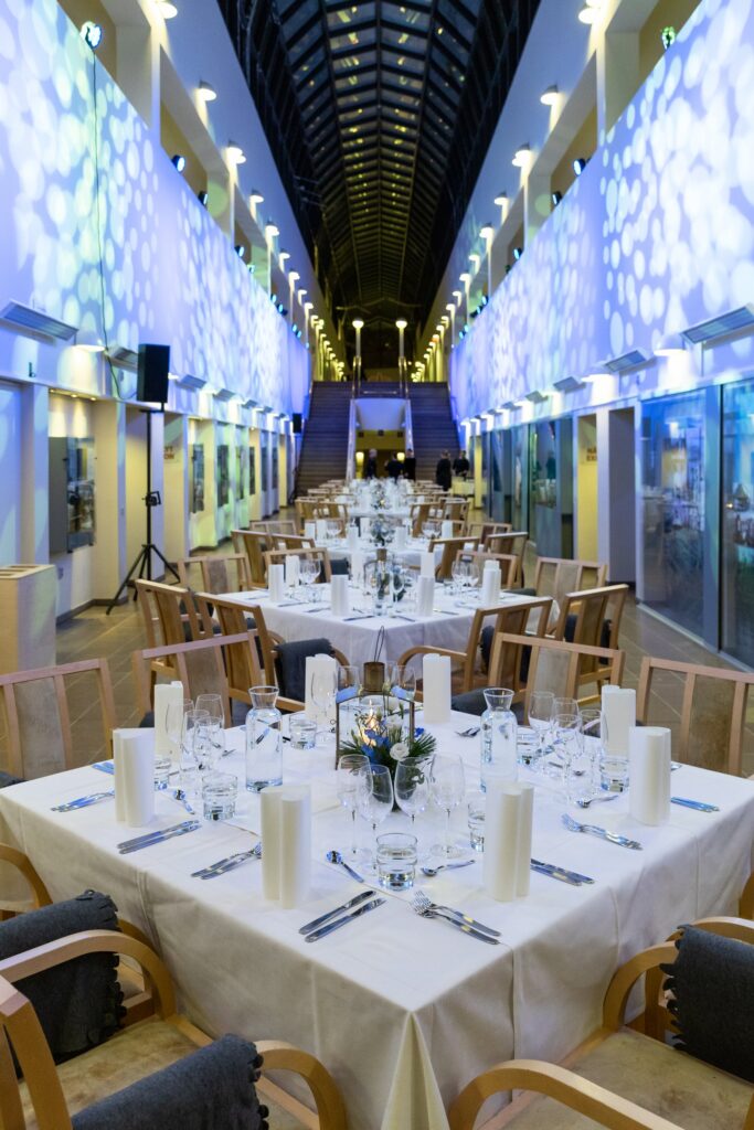 Lämpiö pödyät katettuina ja valoheijastukset seinillä.