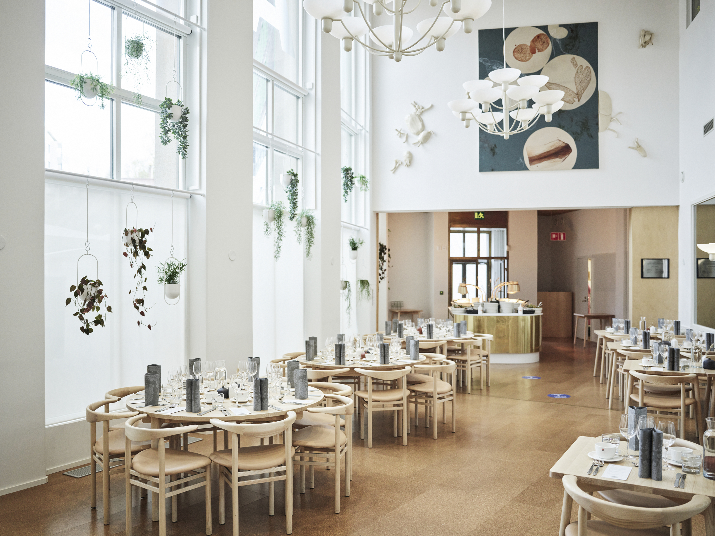 Kahvilan avara tila.