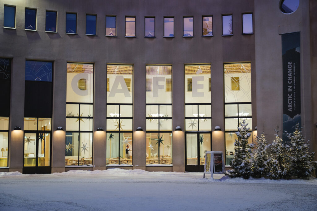 Kahvilan ikkunoissa joulutähdet.
