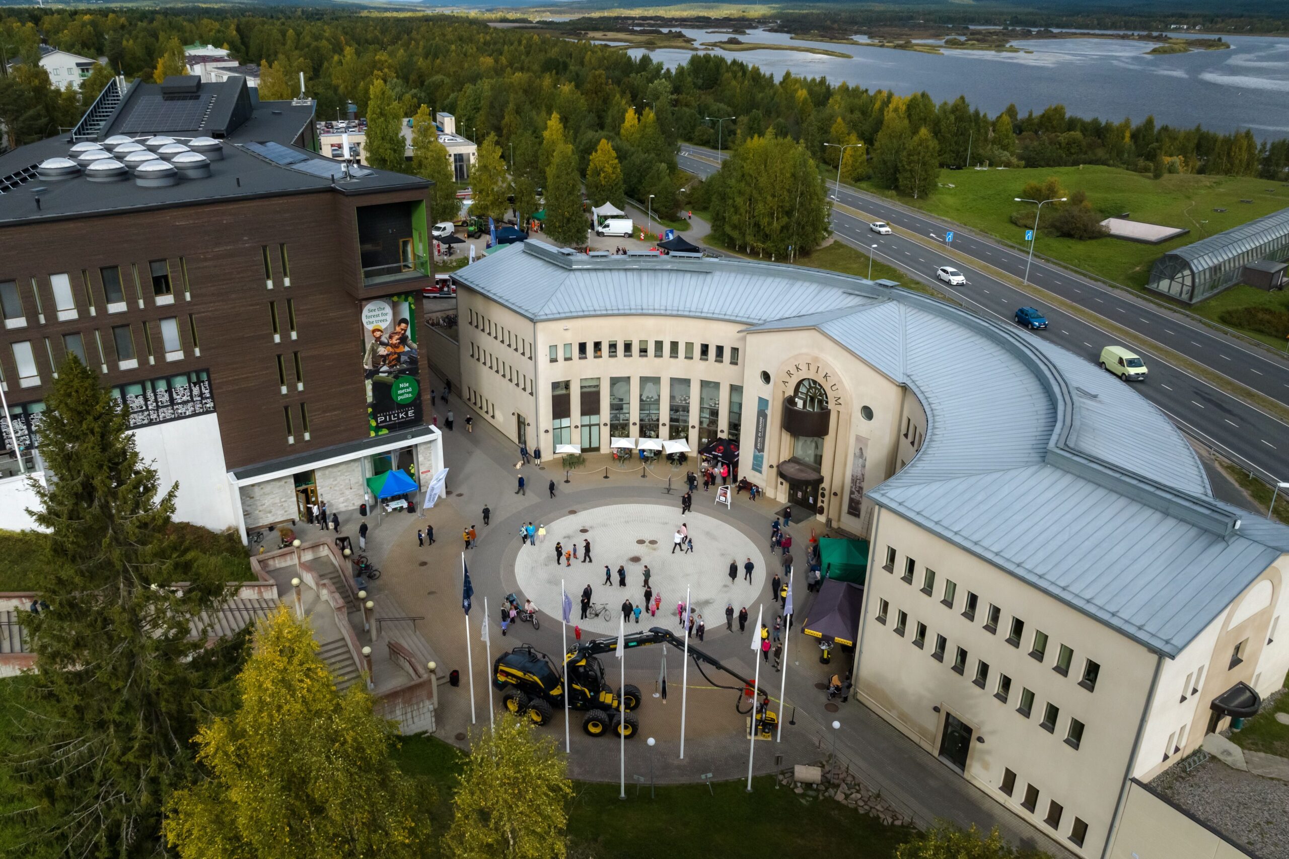 Arktikumin ja Pilkkeen piha-aukiolla tapahtuma ja ihmisiä.