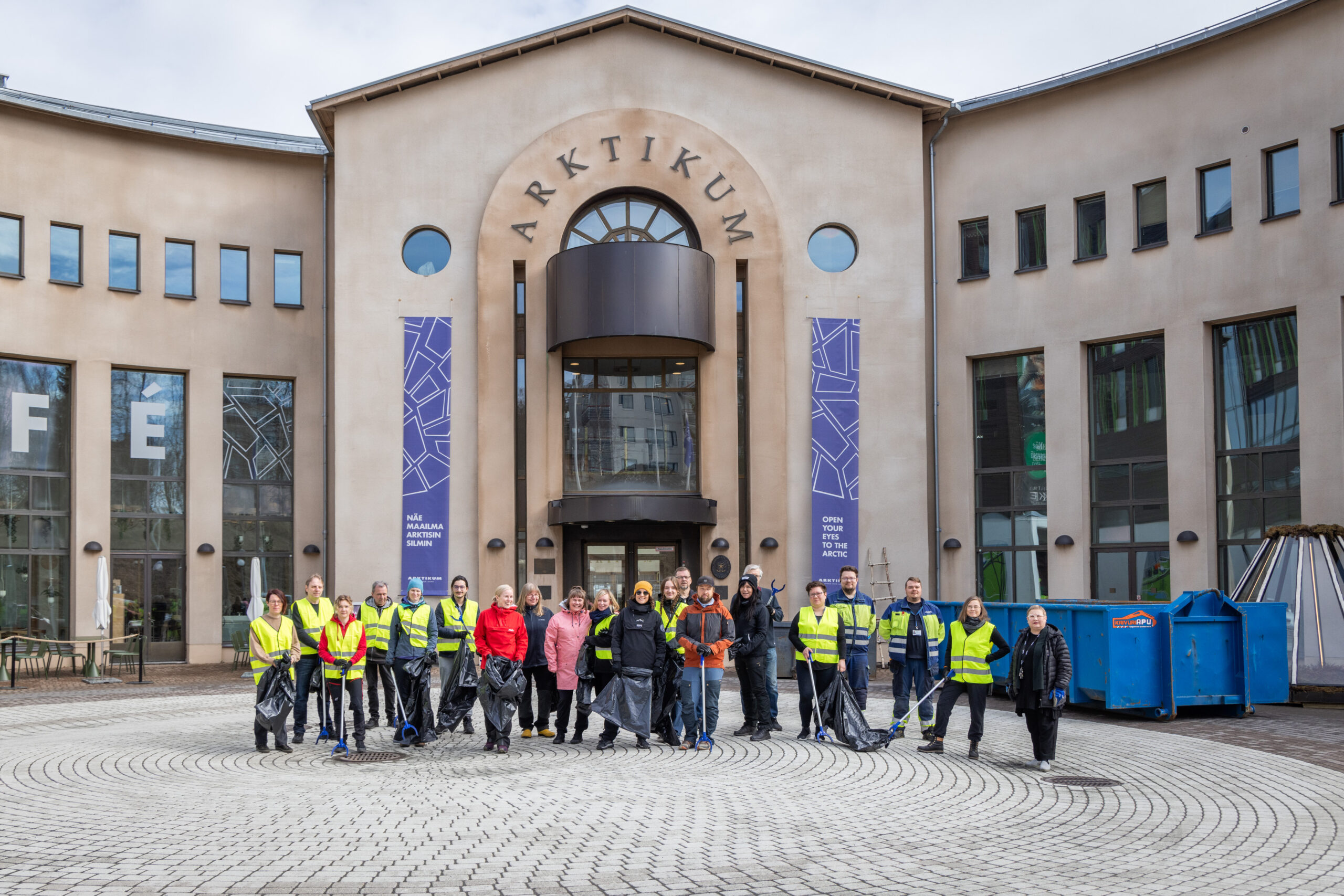 Arktikumin henkilökuntaa Arktikumin pihassa