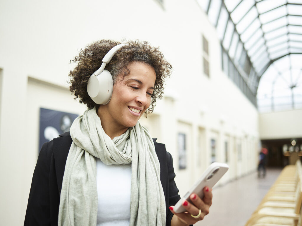 Ihminen Arktikumin käytävässä puhelimen kanssa