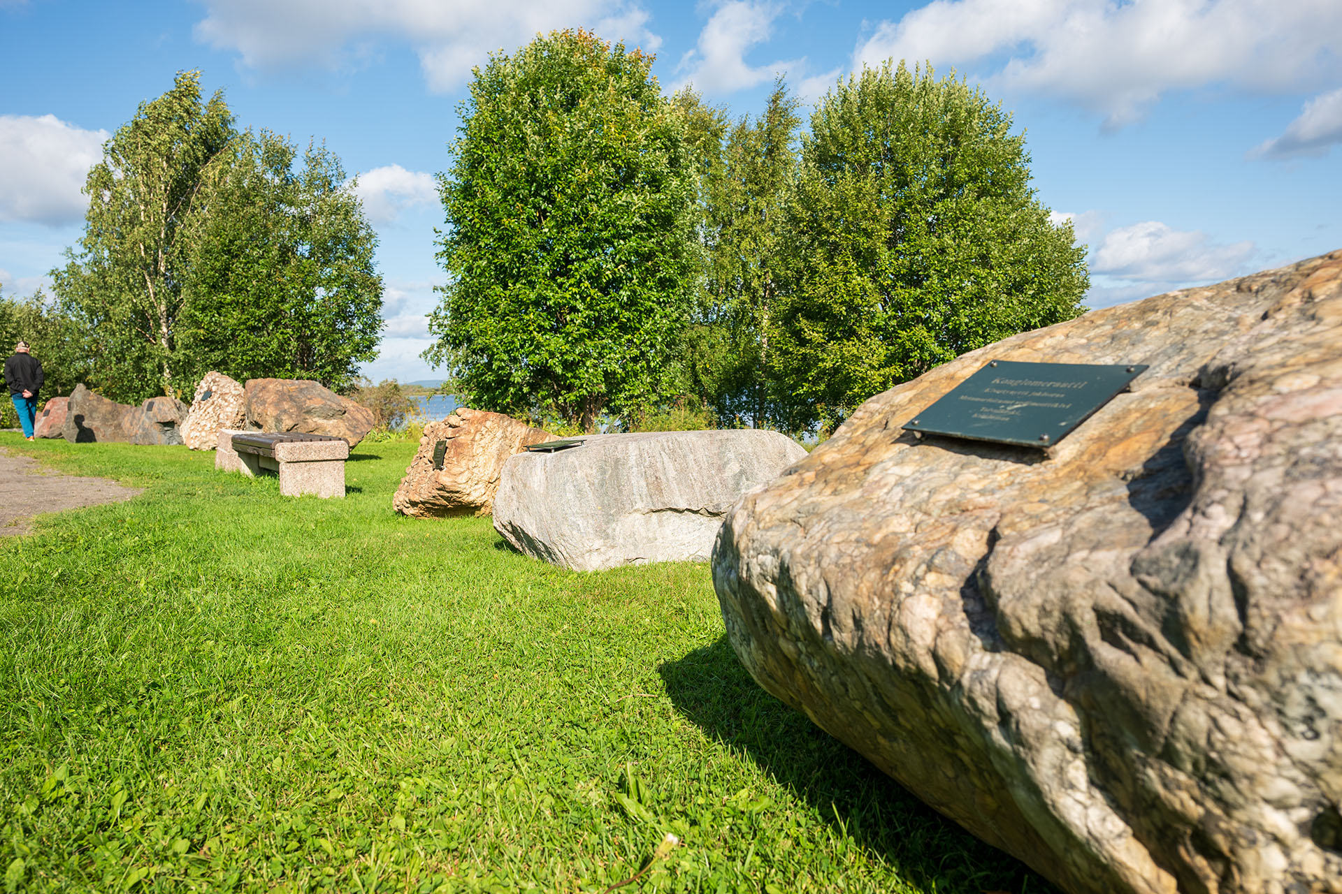 Kuvassa Arktikumin rantaa ja esillä olevan kivinäyttelyn kiviä