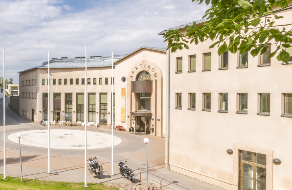 Arktikumin rakennus edestäpäin kuvattuna kesäaikaan.