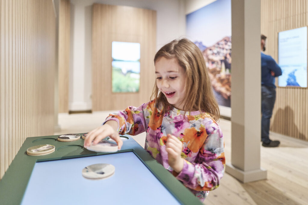 Iloinen tyttö Arktikumin näyttelyssä