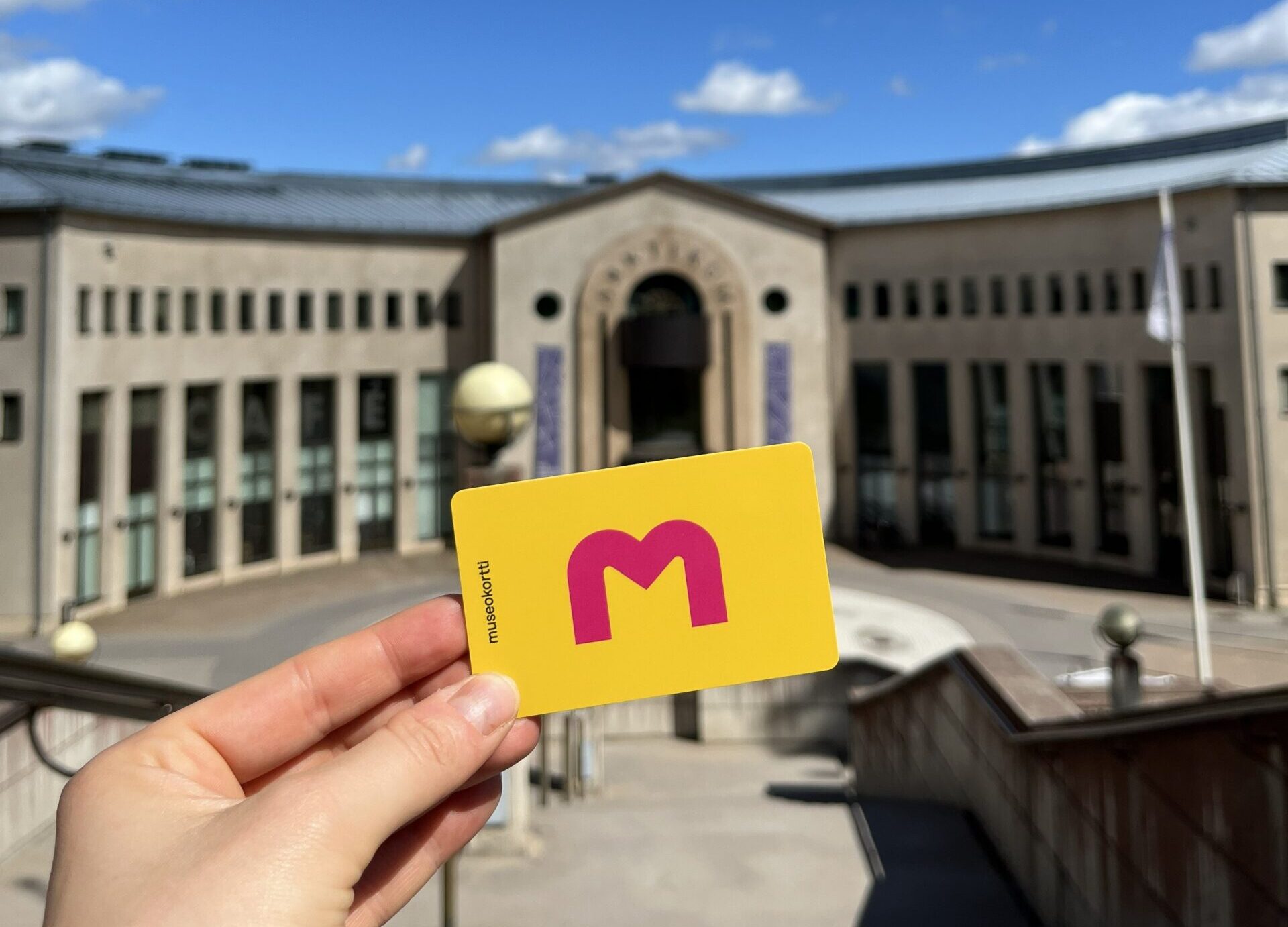 Kädessä Museokortti Arktikumin portailla.