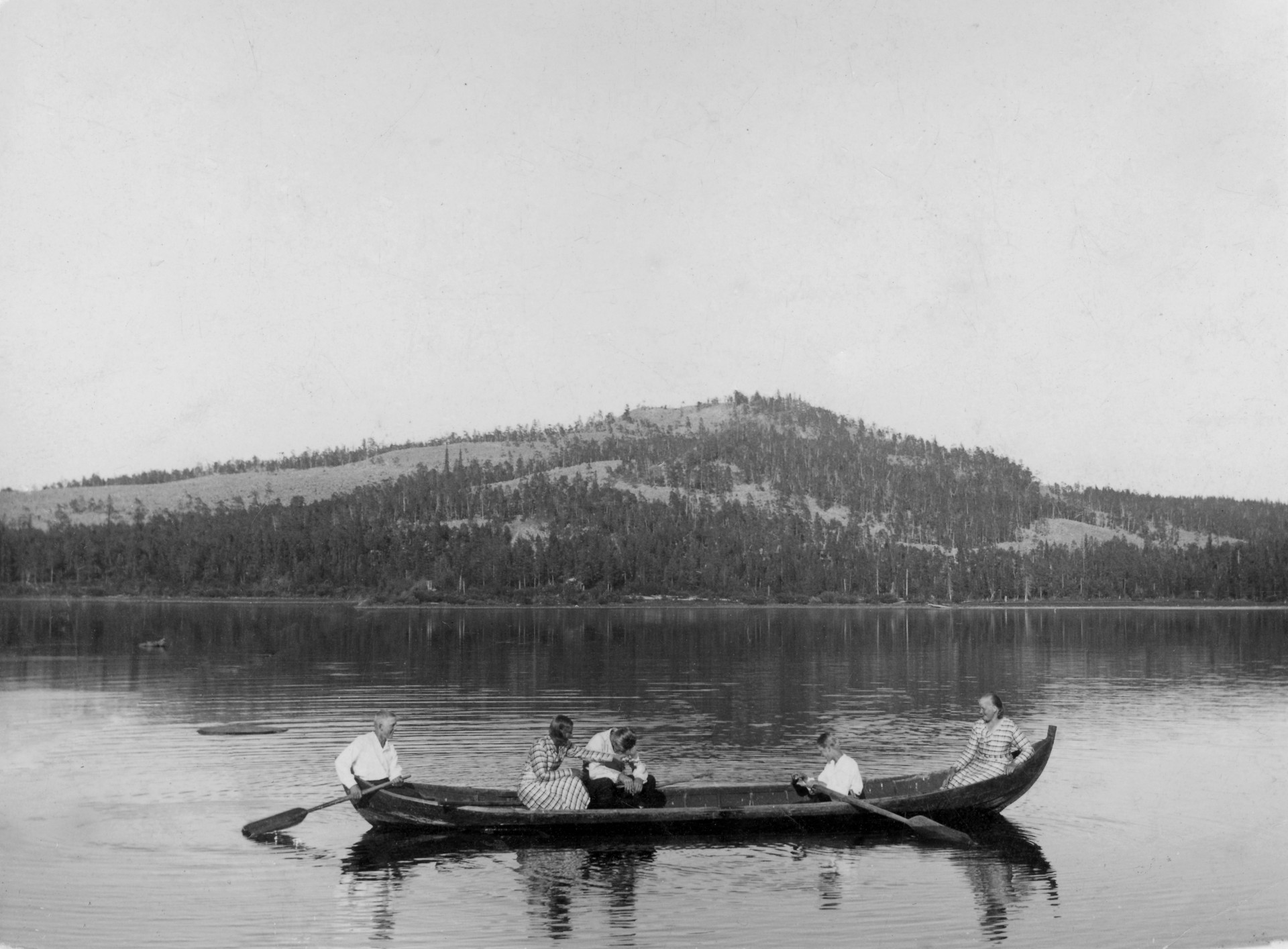 Juujärven nuorisoa veneilemässä 1920-luvulla. Taustalla Juuvaara.